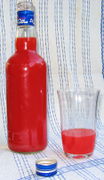 Erdbeerlimes, Flasche und Glas.jpg