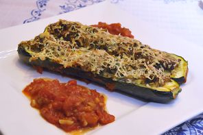 Zucchini mit Schweine-Hackfleischfüllung