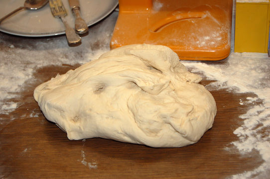 Pizza mit Hackfleischsauce, Zwiebeln, Pilzen und Tomaten – Koch-Wiki