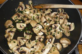 Die Champignons ebenfalls anbraten.