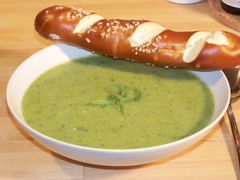 Brokkoli-Käse-Suppe Eine herzhafte Suppe, zusammen mit Laugengebäck eine volle Mahlzeit