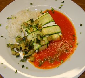 Feta in Zucchinistreifen gebraten auf Paprika-Tomatensauce