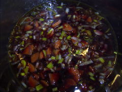 Zunächst das angeschwitzte Gemüse mit dem Rotwein ablöschen und einige Minuten köcheln lassen.