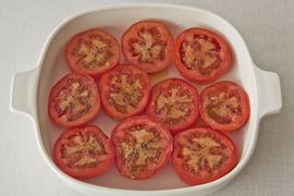 Tomaten für Tomatensoße mit Oliven und Kapern in der feuerfesten Form