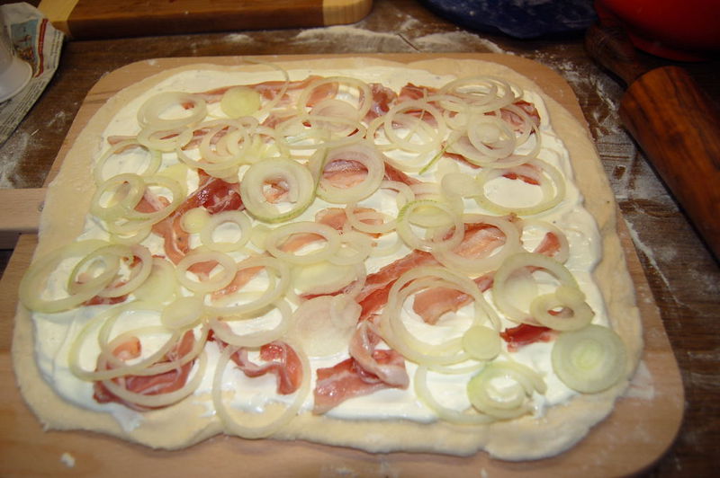 Datei:Flammkuchen vor dem backen.jpg