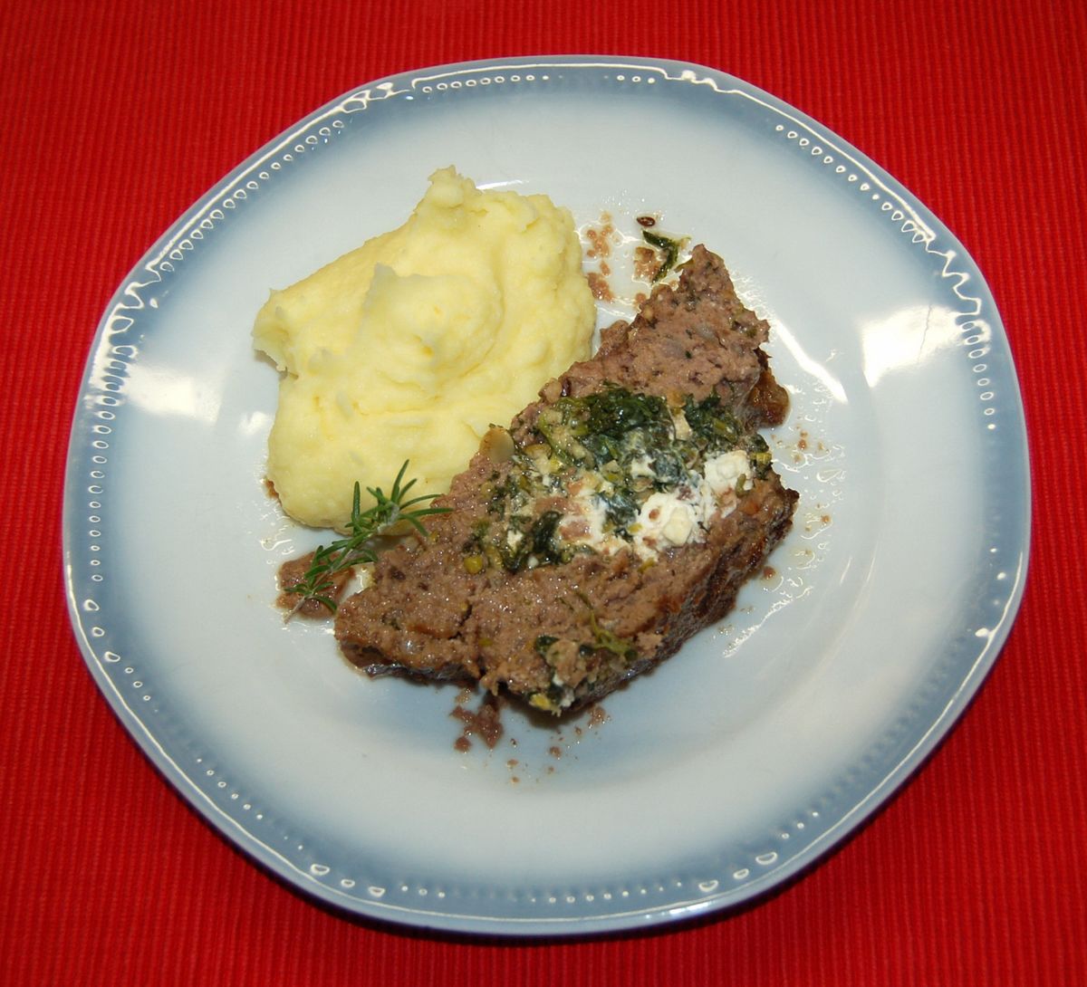 Hackbraten mit Feta-Spinatfüllung – Koch-Wiki