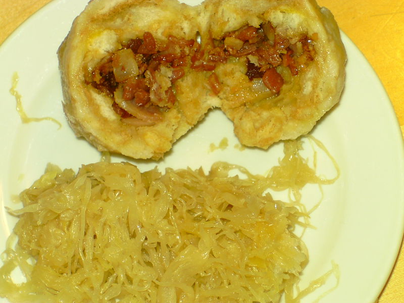 Datei:Speckknödel mit sauerkraut.jpg