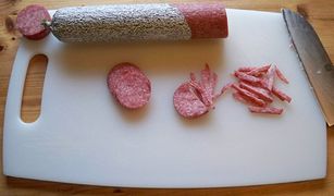 ... ebenso wie die Salami.