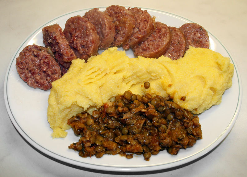 Datei:Cotechino mit Polenta und Linsengemüse.jpg