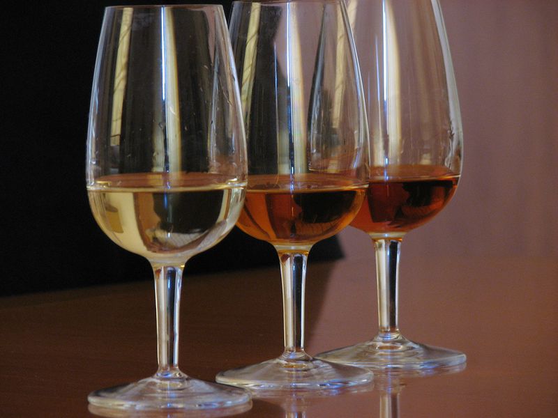 Datei:Wine Tasting at Marsala 2.jpg