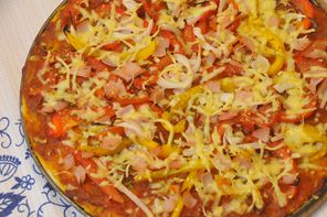 Pizza mit Paprikaschoten, Tomaten und Käse