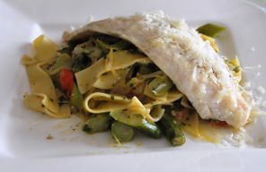 Spargel-Tagliatelle mit Bärlauchpesto und gebratenem Zander