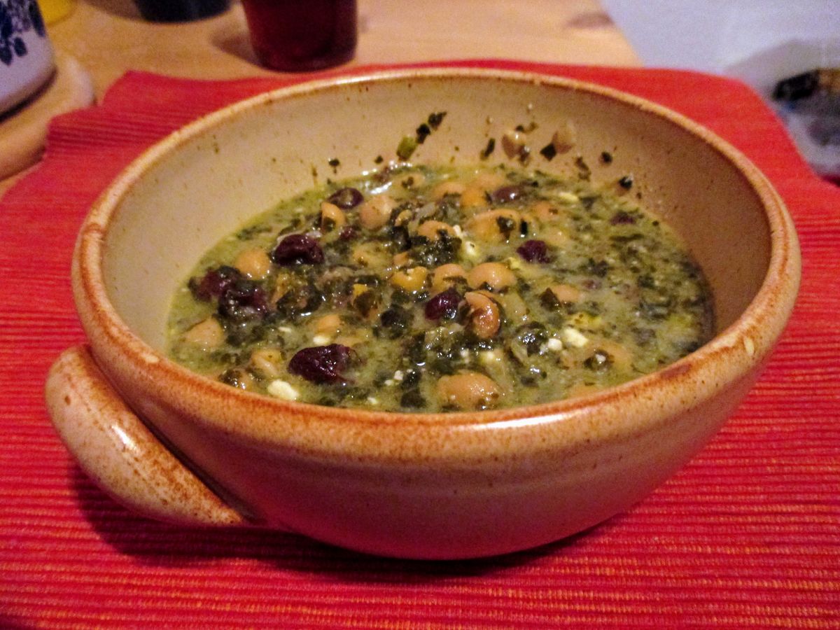 Spinat mit Kichererbsen, Ziegenkäse und Erdnüssen – Koch-Wiki