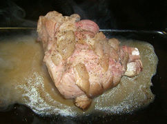 Die gekochte Schweinshaxe ist fertig für den Ofen