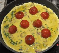 Kartoffel-Frittata mit Tomaten belegt