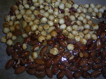 …und die Nüsse und Mandeln dazugegeben und auf ein Backblech gegossen.