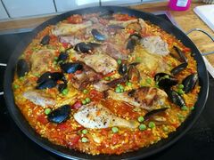 Schließlich kommen Fleisch und Meeresfrüchte zur Paella.