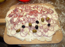 Der Flammkuchen vor dem Backen.