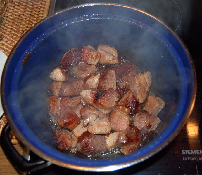 Datei:Szged Fleisch anbraten.jpg