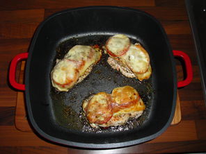 Hähnchenbrustfilet mit Tomate und Käse überbacken