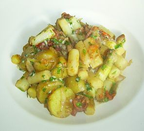 Kartoffel-Spargel-Gröstl mit Pulpo