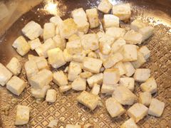 Den gewürfelten Tofu leicht anbraten