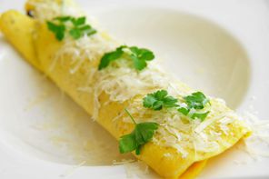 Omelett-Rollen mit Spargel, Schinken und Brie